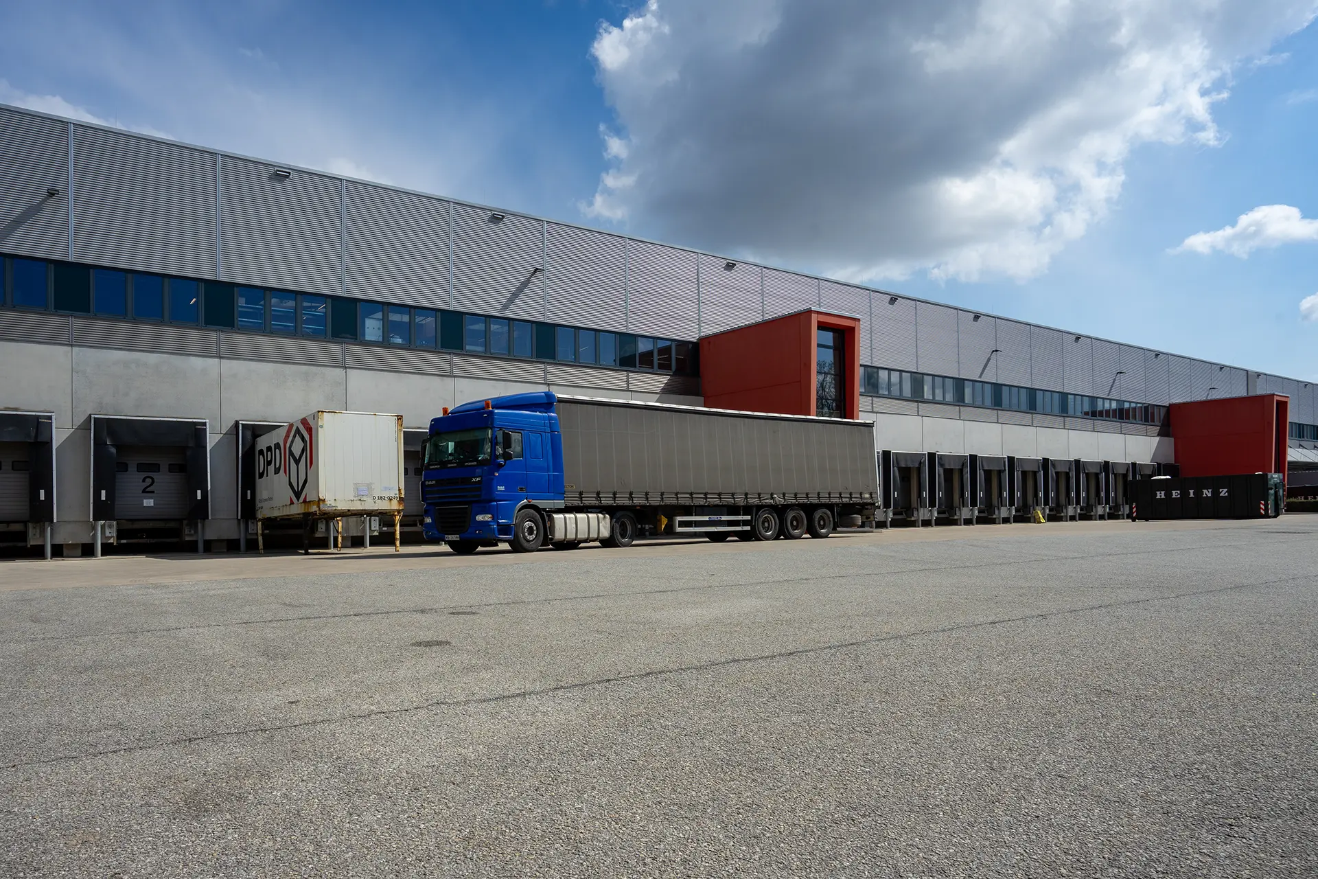 ASAArchitekten_Neubau eines Logistik- und Bürogebäudes, Eichenstraße Schwaig Aussenansicht